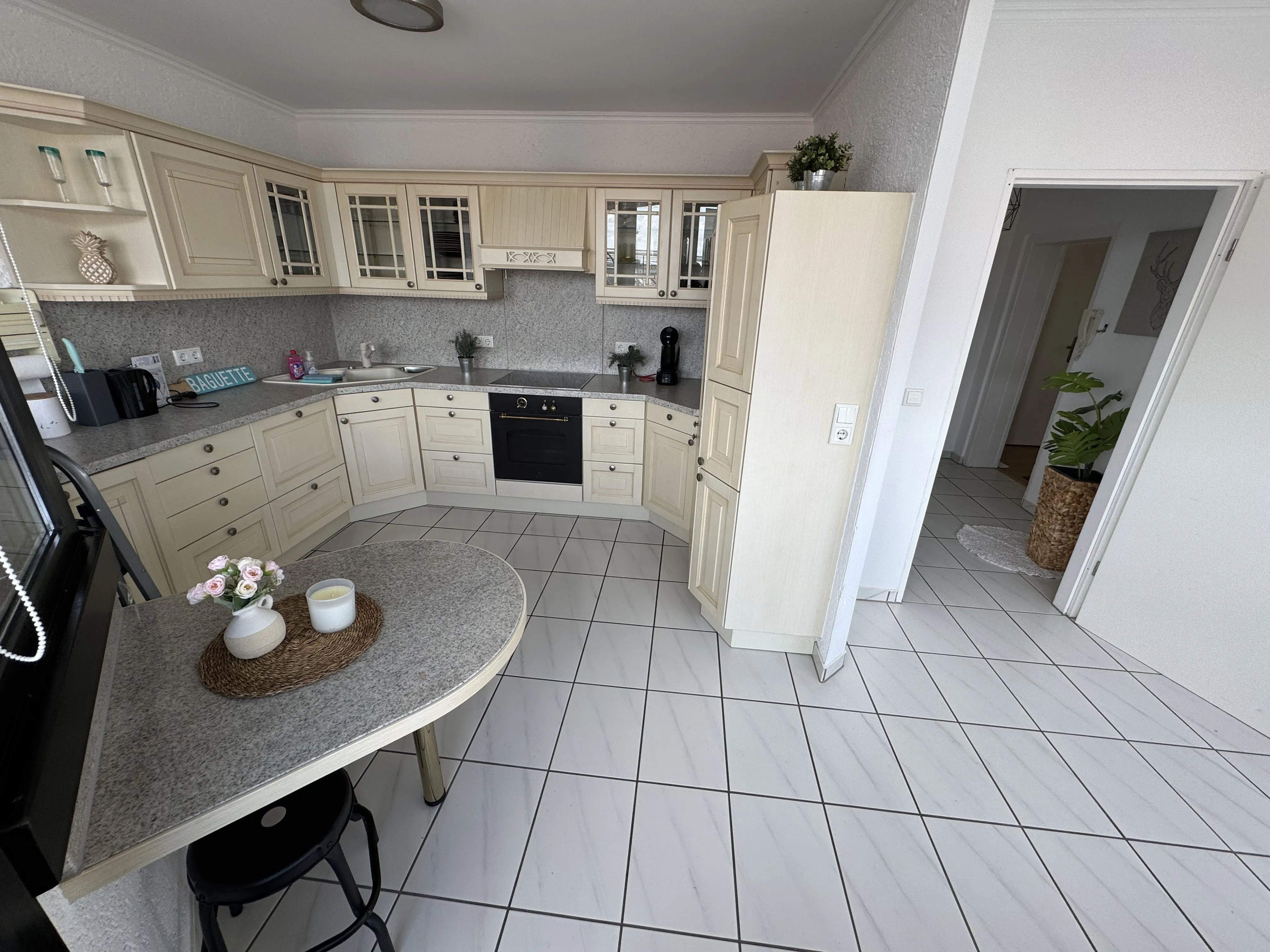 Voll ausgestattete Küche